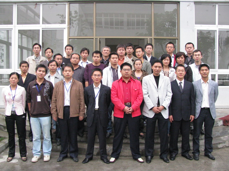 参训人员在室外合影